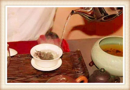 经常嚼干茶叶：潜在危害与益处全解析